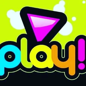 Svetao logo igraonice sa velikim rozim trouglom iznad &scaron;arenih slova 'play!' na zelenoj pozadini