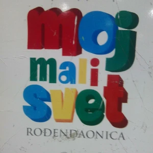 Logo igraonice "Moj mali svet" sa velikim &scaron;arenim slovima 'moj mali svet' i manjim natpisom 'rođendaonica' ispod.